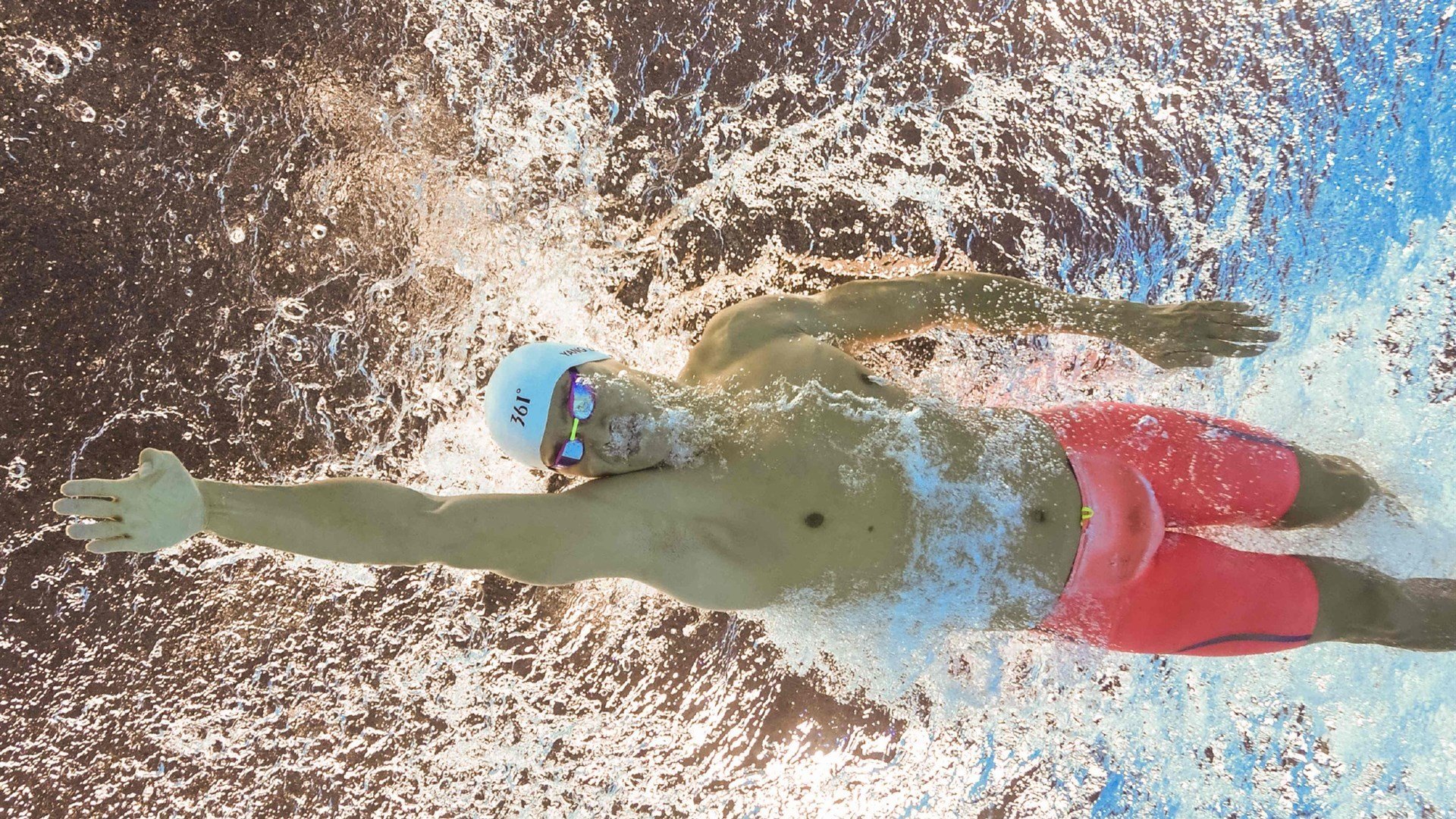 -“青少年足球运动员代表队亮相国际比赛场,展现风采”,青少年足球冠军